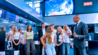 Stefan Lenglinger mit einer Besuchergruppe im Multimedialen Newsroom.