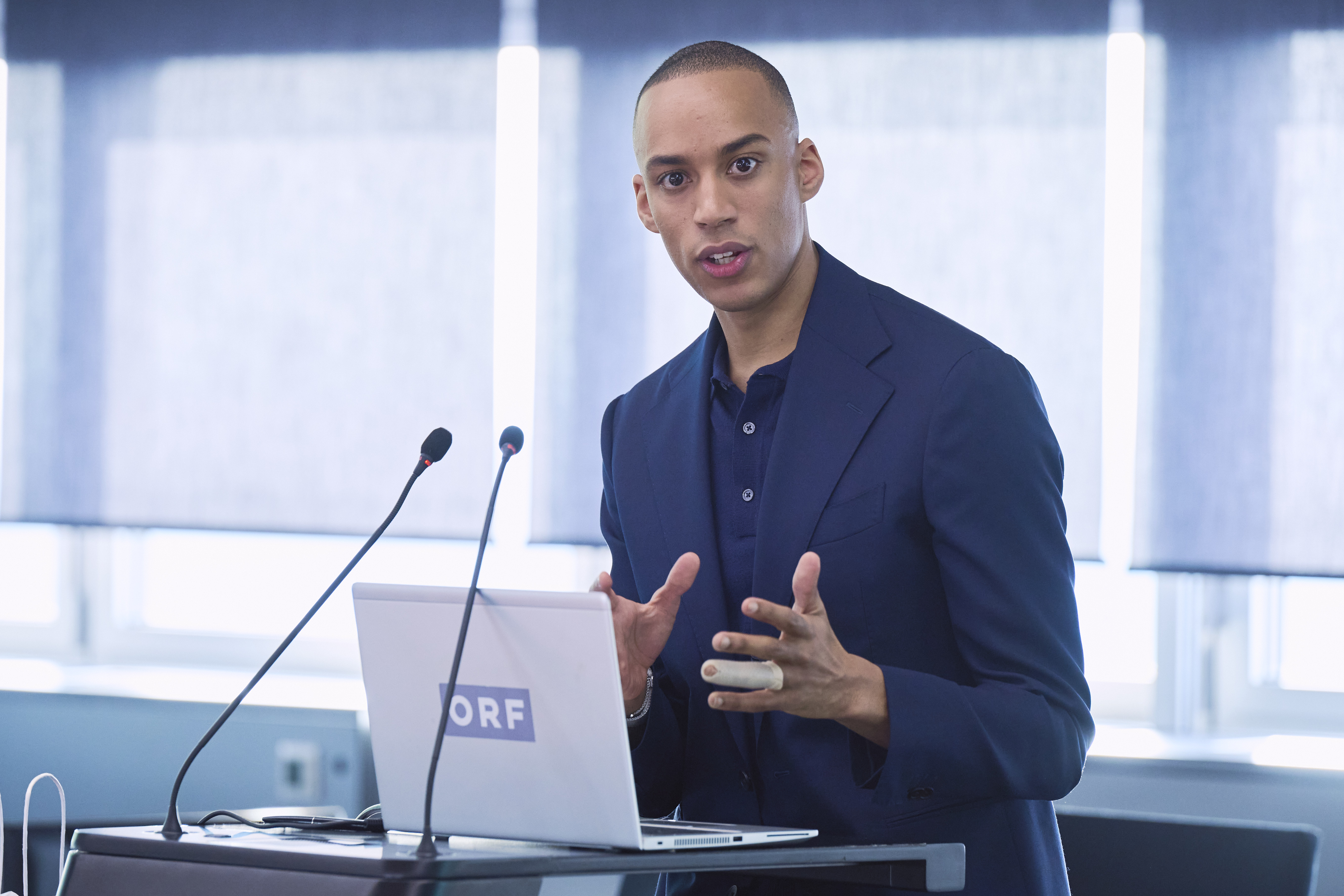 Moderator Lengliner steht am Rednerpult und h&auml;lt einen Faktencheck-Vortrag