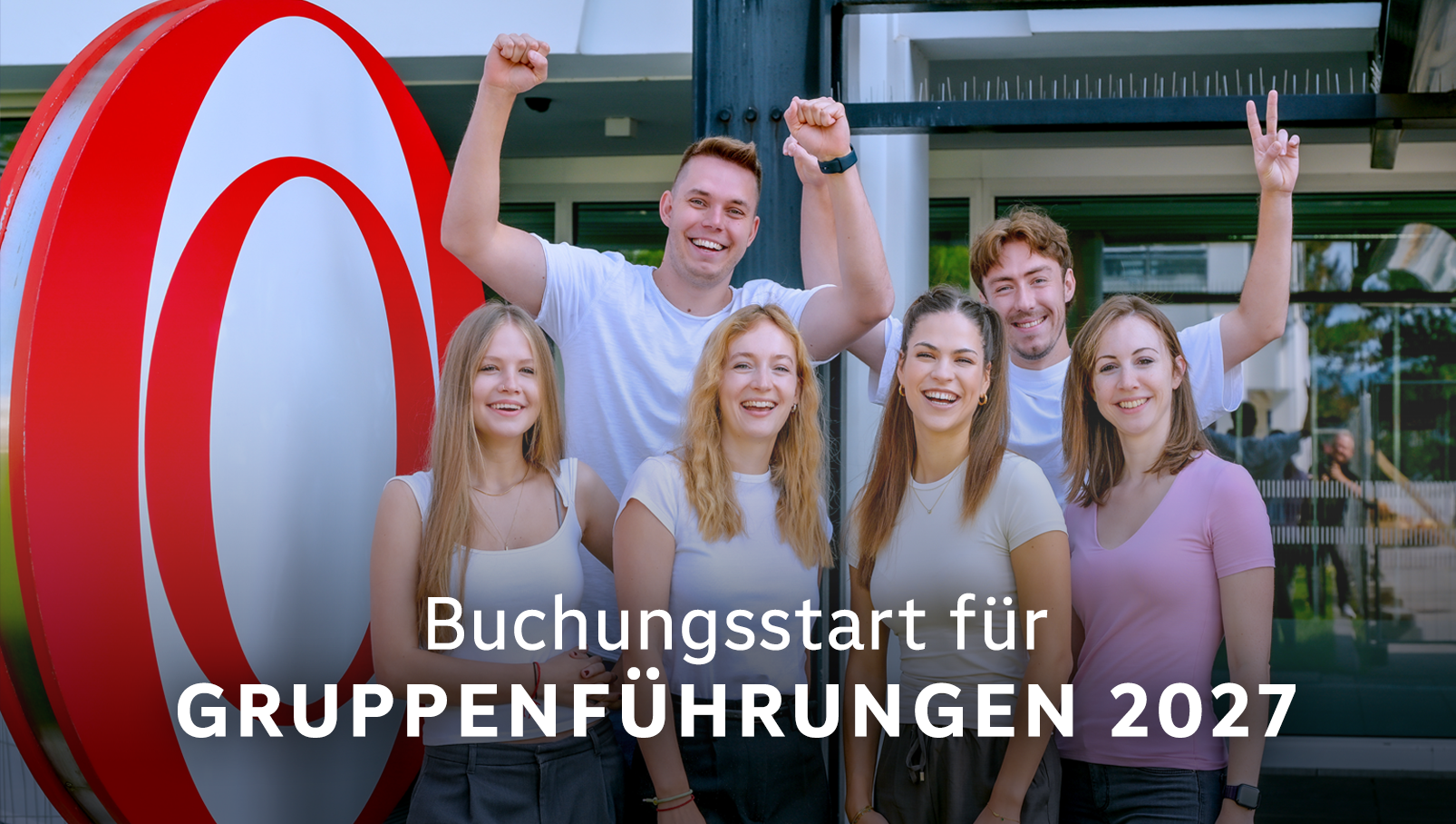 Vier Frauen und zwei Männer stehen neben dem ORF-Auge.