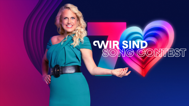 Moderatorin Barbara Schöneberger vor "Wir sind Song Contest"-Logo