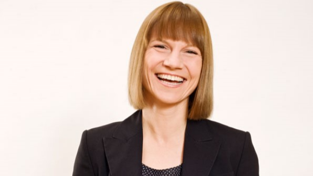 Kristina Sprenger lacht in die Kamera