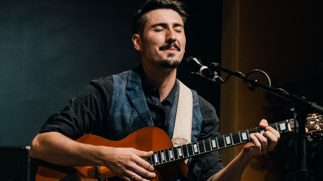 Lukas Maierhofer mit Gitarre