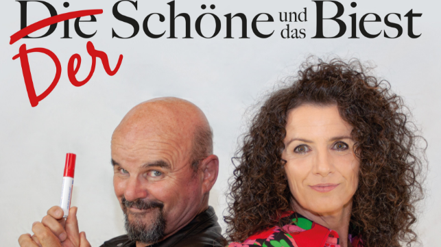 Mann und Frau stehen Rücken an Rücken vor hellem Hintergrund, darüber steht „Der Schöne und das Biest“.