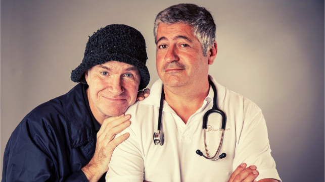 Zwei Männer stehen nebeneinander, einer trägt ein Stethoskop.