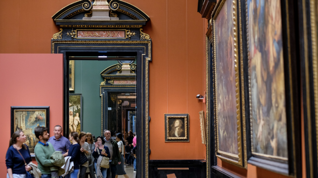 Ein Saal im Kunsthistorischen Museum mit Besucher:innen