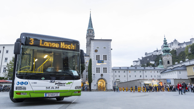 Ein Bus vor dem Museum der Moderne in Salzburg