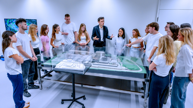 Eine Gruppe umringt ein Modell des ORF-Mediencampus während der Guide die Anlage erklärt