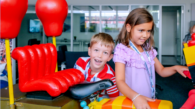 Im Bild sieht man die Figur "Tom Turbo" mit 2 Kindern